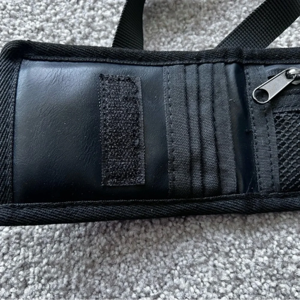 💚 NWOT black card holder with detachable strap